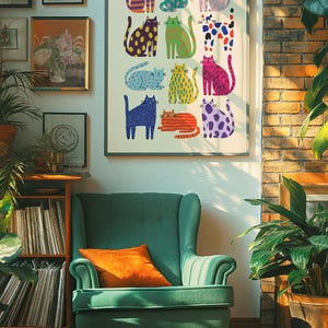 Puede incluir: Una impresi&oacute;n art&iacute;stica enmarcada que presenta una colecci&oacute;n de ilustraciones de gatos coloridos y estampados. Los gatos se representan en varias poses y colores, incluyendo naranja, azul, morado y verde. La impresi&oacute;n se exhibe en un sal&oacute;n con un sill&oacute;n verde y una pared de ladrillo.