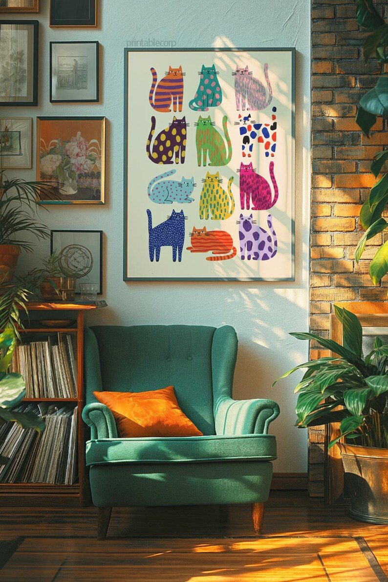 Puede incluir: Una impresi&oacute;n art&iacute;stica enmarcada que presenta una colecci&oacute;n de ilustraciones de gatos coloridos y estampados. Los gatos se representan en varias poses y colores, incluyendo naranja, azul, morado y verde. La impresi&oacute;n se exhibe en un sal&oacute;n con un sill&oacute;n verde y una pared de ladrillo.