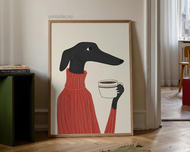 Może przedstawiać: Oprawiony wydruk artystyczny przedstawiający stylizowaną ilustrację czarnego psa w czerwonym swetrze trzymającego parującą filiżankę kawy. Pies ma długi pysk i jest umieszczony na kremowym tle. Wydruk jest w drewnianej ramie.