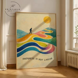 Puede incluir: Una taza de cerámica blanca con asa negra y el texto "But First, Coffee" en negrita negra. La taza se encuentra sobre un fondo borroso, sugiriendo un ambiente acogedor.