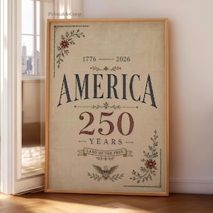 Pu&ograve; includere: Una stampa incorniciata con la parola "AMERICA" in un font vintage, che celebra 250 anni. Il design include elementi floreali, gli anni 1776-2026 e la frase "LAND OF THE FREE" con un emblema dell'aquila. La stampa ha uno sfondo beige.