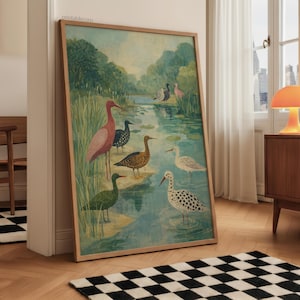 Puede incluir: Una impresi&oacute;n art&iacute;stica enmarcada que presenta un paisaje sereno con un estanque y varias aves coloridas. Las aves, de colores rosa, negro, verde y blanco, est&aacute;n en el agua y en las orillas. La obra de arte est&aacute; en un marco de madera.