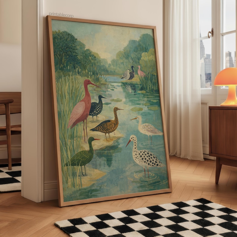 Puede incluir: Una impresi&oacute;n art&iacute;stica enmarcada que presenta un paisaje sereno con un estanque y varias aves coloridas. Las aves, de colores rosa, negro, verde y blanco, est&aacute;n en el agua y en las orillas. La obra de arte est&aacute; en un marco de madera.