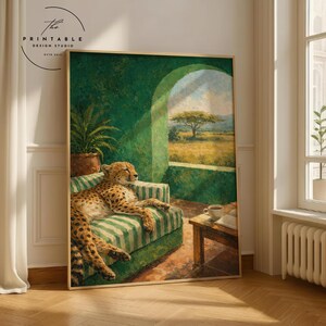 Puede incluir: Una impresión artística enmarcada que representa un guepardo descansando en un sofá a rayas verdes y blancas. La escena incluye una vista de un paisaje a través de un arco. El texto "The Printable Design Studio" está en la esquina superior izquierda.