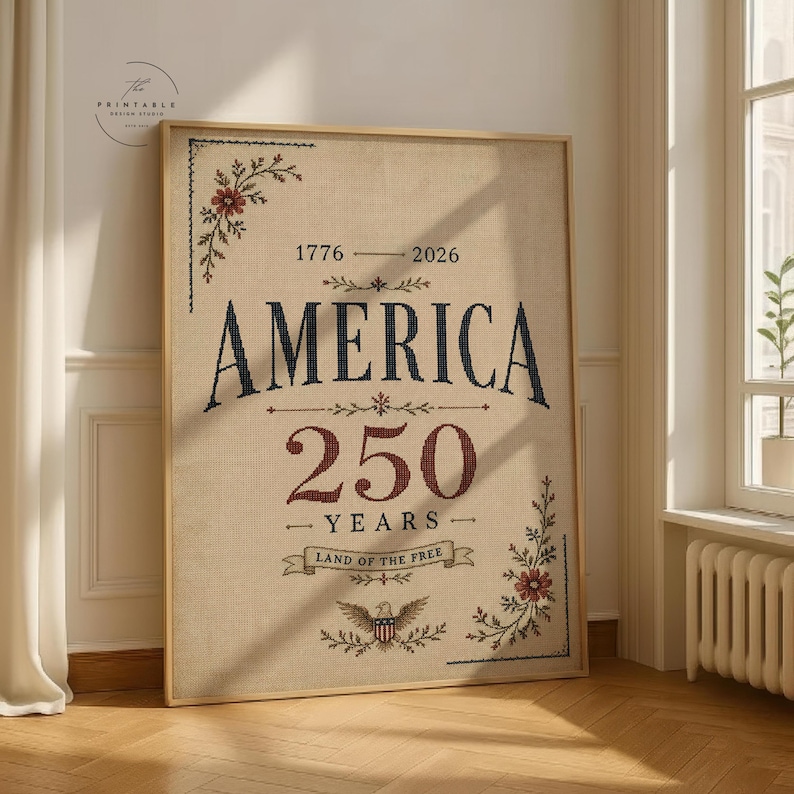 Pu&ograve; includere: Opera d'arte incorniciata con la parola "AMERICA" in blu navy, che celebra 250 anni. L'opera include gli anni 1776-2026, le parole "250 YEARS" e "LAND OF THE FREE", e dettagli floreali agli angoli. L'opera &egrave; in una cornice di legno.