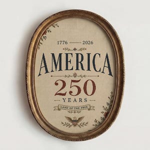 Pu&ograve; includere: Un'opera d'arte ovale incorniciata con la parola "AMERICA" in blu navy e "250 YEARS" in rosso. L'opera d'arte &egrave; incorniciata in una cornice color oro e presenta il testo "LAND OF THE FREE" e gli anni 1776-2026.