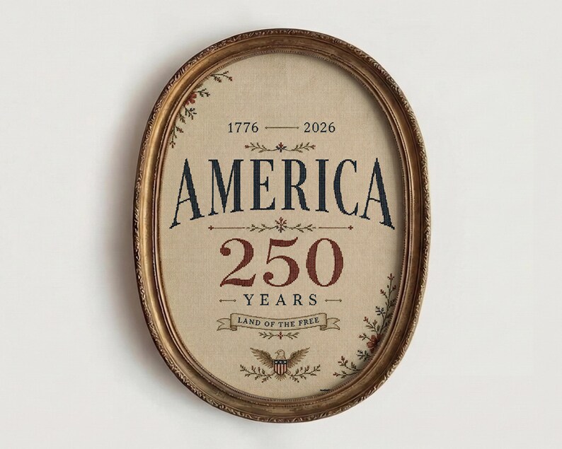 Pu&ograve; includere: Un'opera d'arte ovale incorniciata con la parola "AMERICA" in blu navy e "250 YEARS" in rosso. L'opera d'arte &egrave; incorniciata in una cornice color oro e presenta il testo "LAND OF THE FREE" e gli anni 1776-2026.