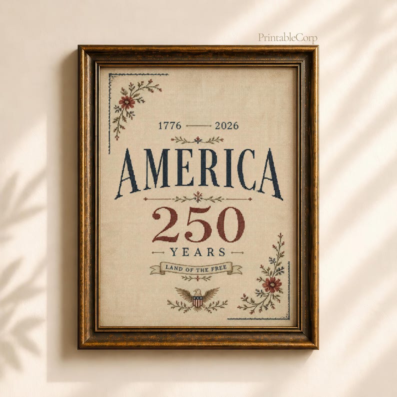 Pu&ograve; includere: Stampa incorniciata con la parola "AMERICA" in blu navy, "250 YEARS" in bordeaux e il testo "LAND OF THE FREE". La stampa &egrave; decorata con elementi floreali e un'aquila. La cornice &egrave; dorata.