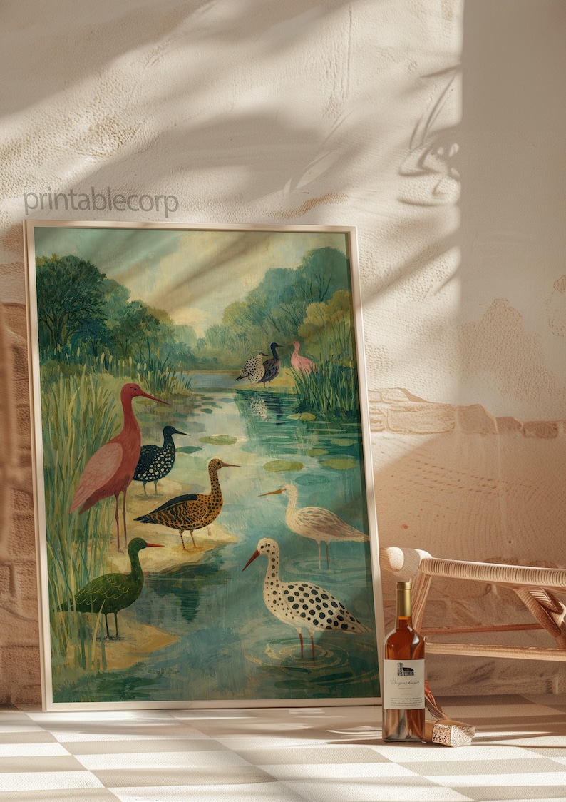 Puede incluir: Una impresi&oacute;n art&iacute;stica enmarcada con una ilustraci&oacute;n en acuarela de varias especies de aves en un entorno de humedal sereno. La obra de arte muestra aves con diversos patrones y colores, de pie en el agua con exuberante vegetaci&oacute;n y &aacute;rboles. El texto "printablecorp" es visible.