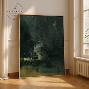 Pode incluir: Uma impressão de arte abstrata emoldurada, verde escuro e dourado. A obra apresenta uma cena noturna com uma forma luminosa, semelhante a uma nuvem, e acentos dourados dispersos. A moldura é de cor de madeira clara. O texto "The Printable Design Studio" está no canto superior esquerdo.