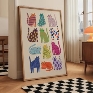 Puede incluir: Una impresi&oacute;n art&iacute;stica enmarcada con ilustraciones de gatos coloridos. Cada gato se representa en una pose y patr&oacute;n &uacute;nicos, con una variedad de colores que incluyen naranja, verde, morado y azul. La impresi&oacute;n se muestra en una habitaci&oacute;n con piso de madera y una alfombra a cuadros en blanco y negro.