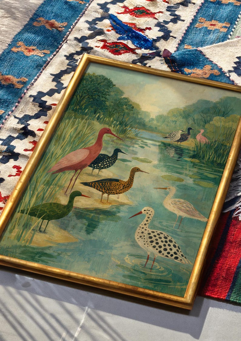 Puede incluir: Pintura enmarcada que representa un sereno paisaje acu&aacute;tico con diversas especies de aves. La obra de arte muestra aves en tonos de rosa, verde, negro y blanco, sobre un fondo de agua y exuberante vegetaci&oacute;n. El marco es dorado.