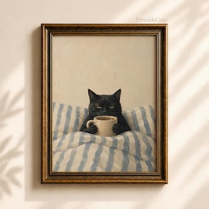 Pode incluir: Uma impressão artística emoldurada apresentando um gato preto com expressão rabugenta segurando uma caneca bege, deitado em uma cama com roupa de cama de listras azuis e brancas. A obra está em uma moldura de madeira marrom escura.