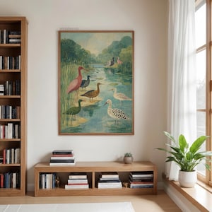 Puede incluir: Una impresi&oacute;n art&iacute;stica enmarcada que presenta un paisaje sereno con una masa de agua y varias aves. Las aves est&aacute;n representadas en varios colores y patrones, incluyendo rosa, negro y blanco moteado. La obra de arte tiene una est&eacute;tica vintage.