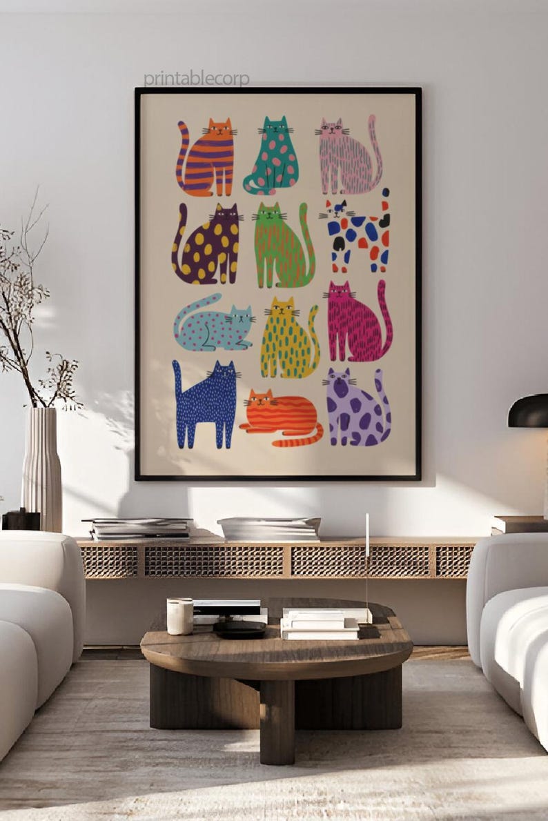 Puede incluir: Un p&oacute;ster enmarcado con ilustraciones de gatos coloridos. Cada gato est&aacute; representado con un patr&oacute;n y color &uacute;nicos, incluyendo rayas naranjas, lunares azules y manchas moradas. El p&oacute;ster tiene el texto "printablecorp" en la esquina superior izquierda.