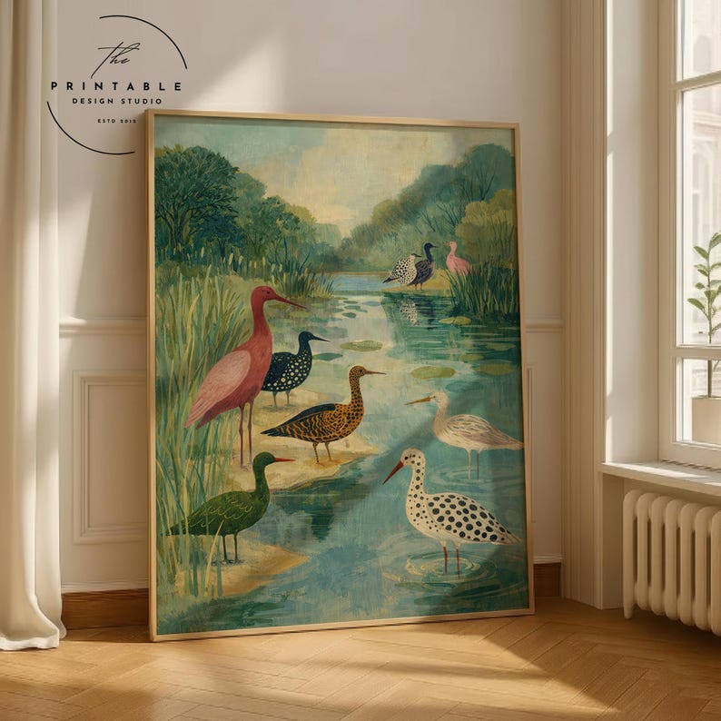 Puede incluir: Una impresi&oacute;n art&iacute;stica enmarcada que presenta un paisaje sereno con un estanque y varios p&aacute;jaros coloridos. La obra de arte tiene una est&eacute;tica vintage, con una paleta de verdes, azules y tonos tierra. El texto "The Printable Design Studio" est&aacute; en la esquina superior izquierda.