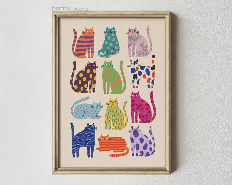 Puede incluir: Una impresi&oacute;n enmarcada con ilustraciones de gatos coloridos y estampados. Los gatos est&aacute;n representados en varias poses y colores, con patrones como lunares y rayas. La impresi&oacute;n tiene un fondo beige y un marco de madera.