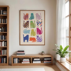 Puede incluir: Una impresi&oacute;n art&iacute;stica enmarcada con una colecci&oacute;n de ilustraciones de gatos coloridos y estilizados. Cada gato se representa con un patr&oacute;n y color &uacute;nicos, incluyendo rayas, lunares y tonos s&oacute;lidos. La obra de arte se muestra sobre un fondo neutro.