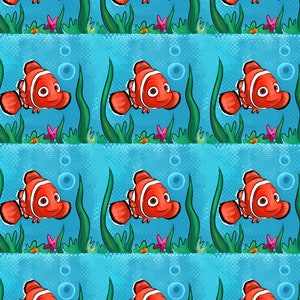 Puede incluir: Patrón repetitivo de peces payaso de dibujos animados nadando en un entorno oceánico azul. Los peces son de color naranja con rayas blancas y contornos negros. Algas verdes, estrellas de mar rosas y burbujas completan la escena submarina.