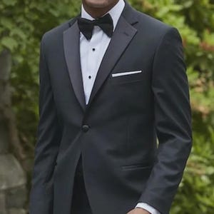 Traje de esmoquin negro para hombre, corte ajustado, dos piezas, ideal para bodas.