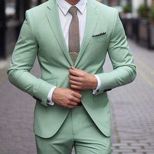 Trzyczęściowy garnitur w kolorze szałwiowej zieleni o dopasowanym kroju: na ślub, bal maturalny i dla drużbów