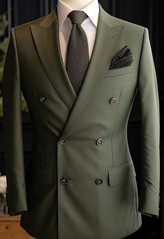 オリーブグリーン ダブルブレストスーツ オリーブグリーンのダブルブレストスーツ：カスタム仕立てのツーピース