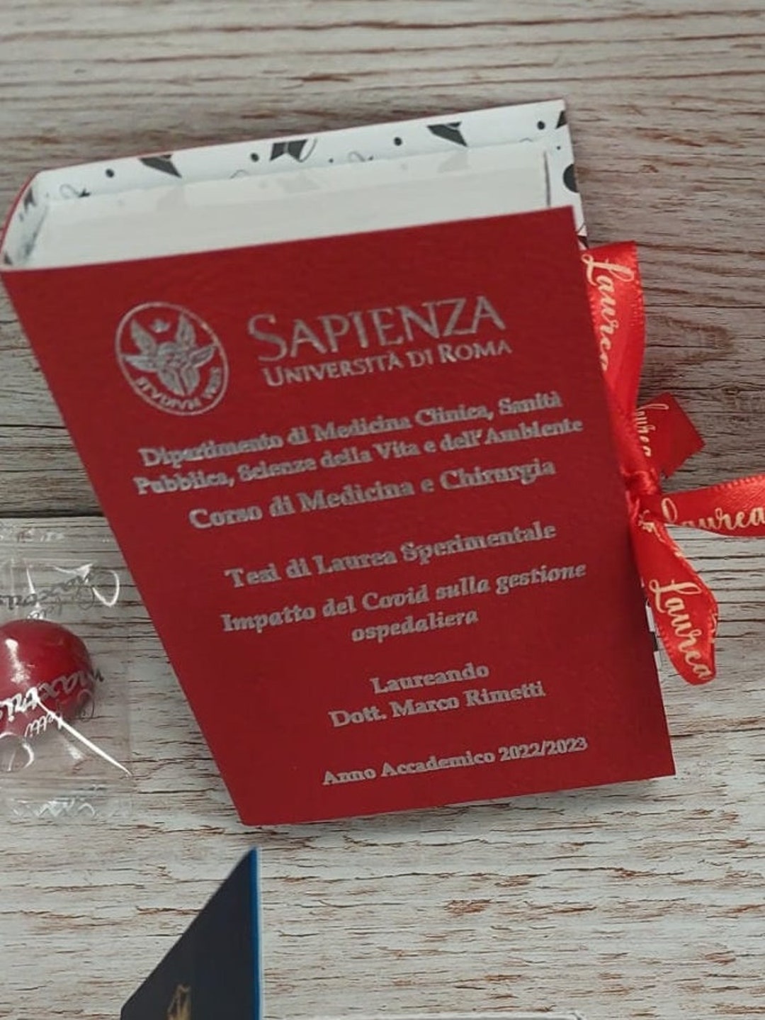 BOMBONIERA LAUREA tipo MINITESI in similpelle con frontespizio reale