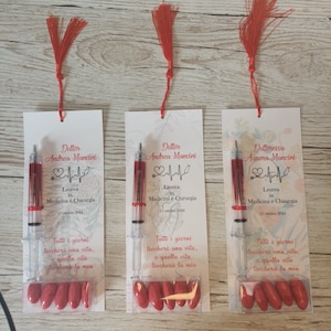 penna siringa confezionata con confetti (solo mandorla rosso) e segnalibro personalizzato