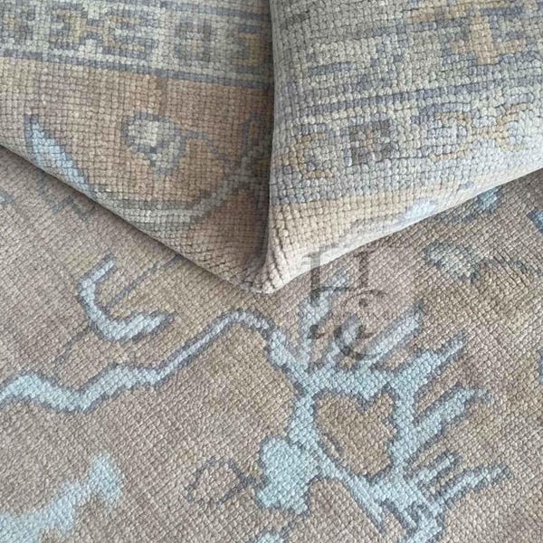 Beige handgeknoopt oushak-tapijt | Wollen vloerkleed in Turkse stijl met pastelgroene, terracotta en lichte blauwe accenten | Handgemaakt oosters tapijt