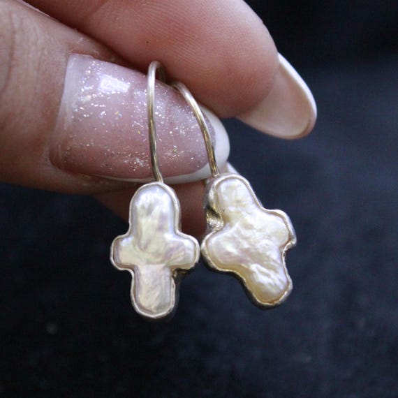 Boucles D'oreilles Créoles Pendantes Avec Croix Et Perles Blanches - Occasion Comme Neuves