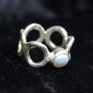 Weißer Naturperlenring, Silberring, glänzende natürliche weiße Perle, weißer Brautschmuck, weiße Accessoires, stilvolles Perlenzubehör