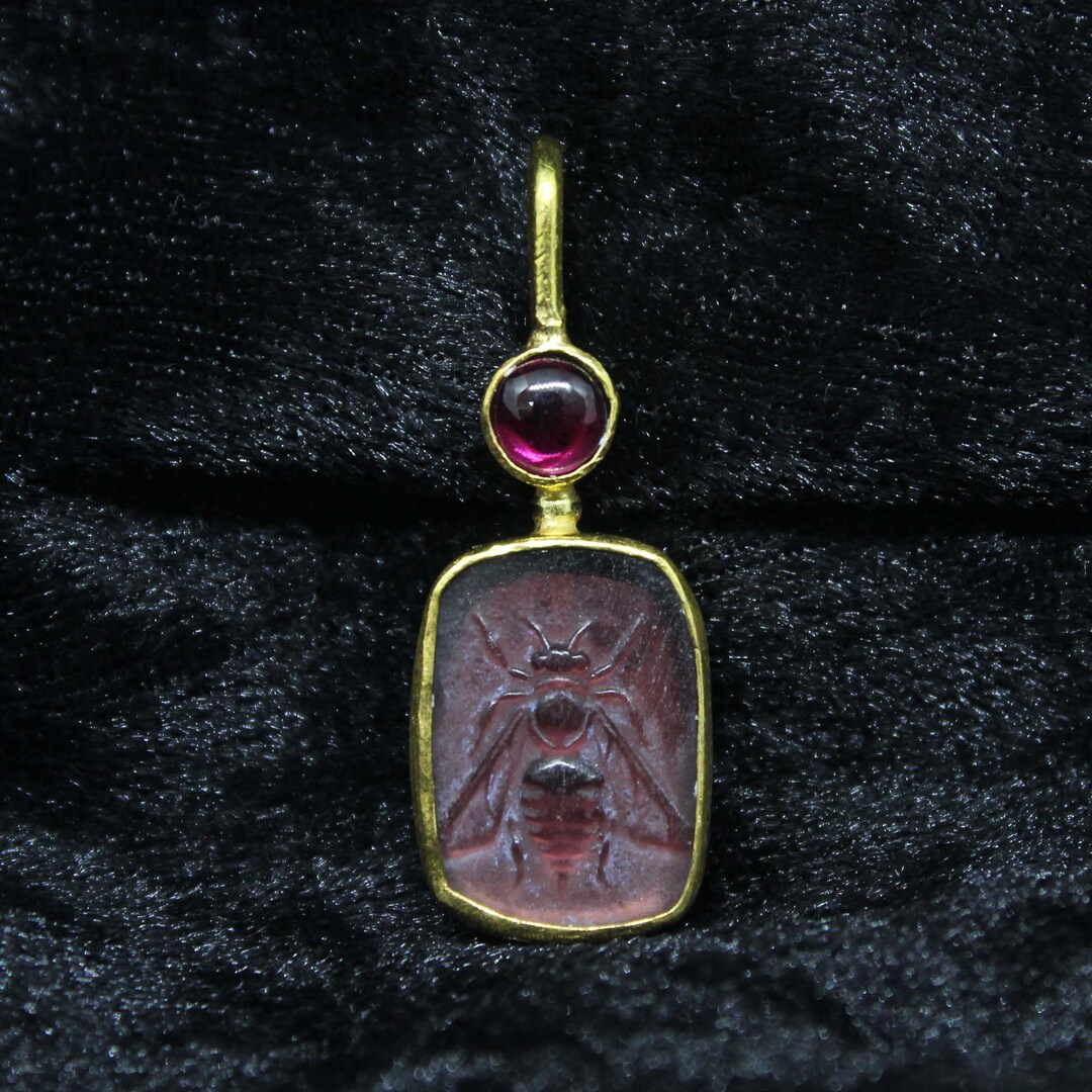 Bee Intaglio Pearl Bracelet main image 1