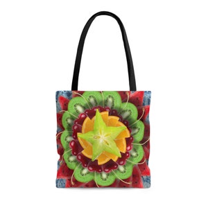 Puede incluir: Una bolsa de tela con un diseño de frutas coloridas. El diseño presenta rodajas de kiwi, rodajas de naranja, carambola y cerezas dispuestas en un patrón circular.