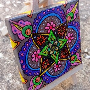 MINI Mandala pintura acrílica exclusiva pintada à mão original pequena tela esticada miniatura cavalete de madeira suporte cartão de aniversário alternativa 7cm