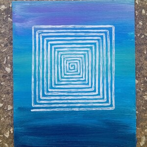Puede incluir: Pintura cuadrada sobre lienzo con un degradado de azules y morados. Un diseño de espiral cuadrado blanco está centrado en el lienzo. La obra de arte tiene una apariencia texturizada y pintada.