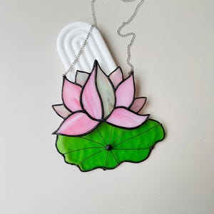 Handgemaakte glas-in-lood lotus suncatcher: raamdecoratie cadeau