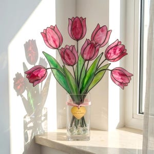 Glasmalerei Tulpe Suncatcher, Blumenstrauß Fensterbehang, handgefertigtes Glasblumengeschenk für Mama, Muttertagsdekor