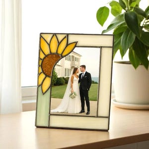 Handgemaakte fotolijst met glas-in-lood: artistieke bruiloftsherinnering