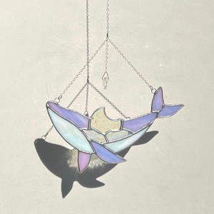 Atrapasol de ballena en vitral: arte costero en tonos pastel para ventanas