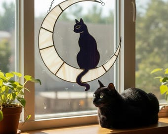 天空の黒猫のステンドグラス - 三日月と花の夜空を飾ったユニークな窓