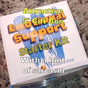 Lustiges Self-Care Geschenkbox - Starterset für emotionale Unterstützung mit sarkastischen Aufklebern, Taschenspiegel, Magnet & Gepäckanhänger