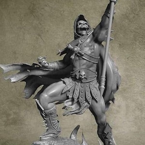 Puede incluir: Una figura esculpida en gris, detallada, de un guerrero con un rostro de calavera, que lleva una capa y sostiene un bastón con un cráneo en la parte superior. La figura está de pie sobre una base rocosa.