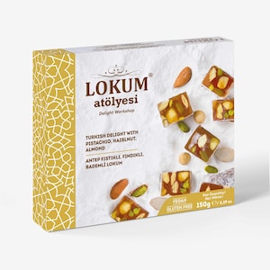 Puede incluir: Una caja de delicias turcas de Lokum Atölyesi, con pistacho, avellana y almendra. La caja es blanca con patrones geométricos dorados y texto. El producto es vegano y sin gluten, con un peso neto de 150g.