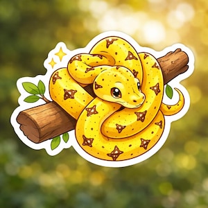 Peut inclure: Autocollant de serpent jaune de dessin animé enroulé autour d'une branche brune, avec des marques en forme d'étoile marron. Le serpent a une expression amicale et est entouré d'une bordure blanche. Des feuilles vertes et des étoiles jaunes sont également incluses.