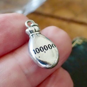 Ciondolo antico in argento a forma di sacco porta soldi "100.000 corone" - Oggetto da collezione storico