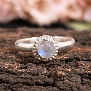 Bague pierre de lune ronde faite main en argent sterling - serti clos avec bord texturé - bijoux de fiançailles ou cadeau délicats en pierre de lune arc-en-ciel