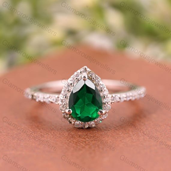 ゴールドペアカットエメラルドリング、模造ダイヤモンドハロー、5月の