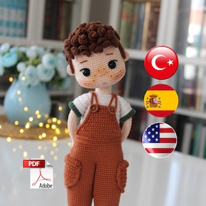 Peut inclure: Patron de poupée amigurumi au crochet en format PDF. La poupée porte une salopette marron, une chemise blanche et des chaussures vertes. Le patron est disponible en anglais, espagnol, turc et français.