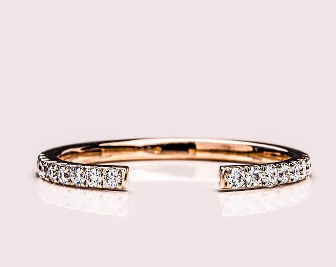 Moissanite 0.32 CT Round Cut Diamond Art Nouveau Wedding Band