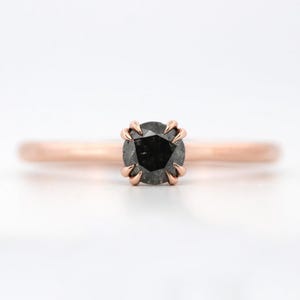 ナチュラル ソルト & ペッパー 2.10 CT ラウンドカット ダイヤモンド ミニマリスト エンゲージリング